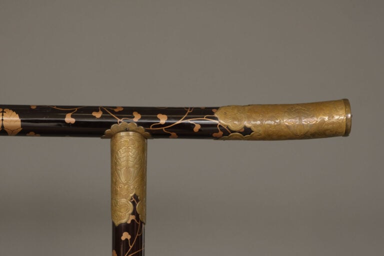 Porte-vêtements en bois laqué 衣 桁 (ikô), traditionnellement utilisé pour l'expo… Vente aux encheres – Auction House – Commissaire-priseur – Auctioneer - Boisgirard Antonini – Paris – Nice
