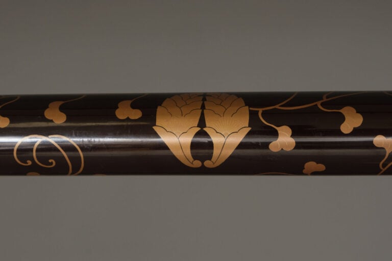 Porte-vêtements en bois laqué 衣 桁 (ikô), traditionnellement utilisé pour l'expo… Vente aux encheres – Auction House – Commissaire-priseur – Auctioneer - Boisgirard Antonini – Paris – Nice