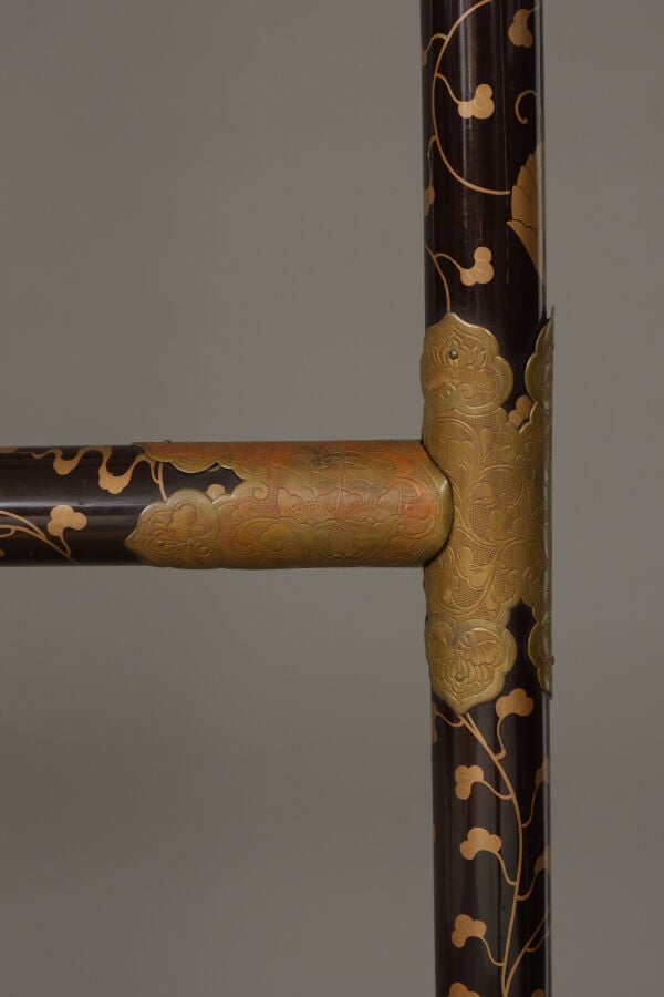 Porte-vêtements en bois laqué 衣 桁 (ikô), traditionnellement utilisé pour l'expo… Vente aux encheres – Auction House – Commissaire-priseur – Auctioneer - Boisgirard Antonini – Paris – Nice