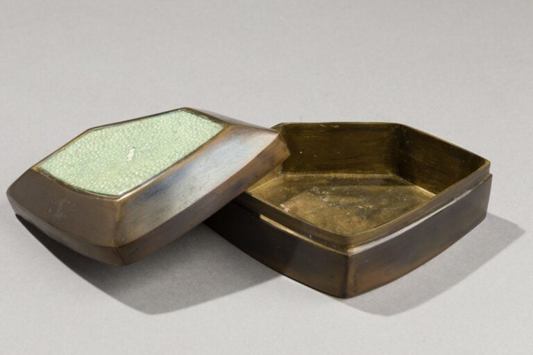 Ray & Youri AUGUSTI (XXème) - Boite couverte en laiton et peau - Signée au reve… maison de vente aux encheres commissaire-priseur auction house boisgirard antonini