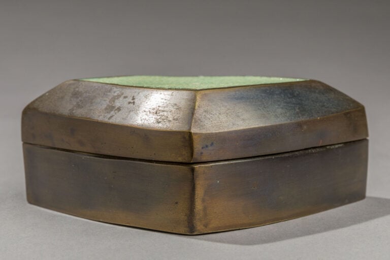 Ray & Youri AUGUSTI (XXème) - Boite couverte en laiton et peau - Signée au reve… maison de vente aux encheres commissaire-priseur auction house boisgirard antonini