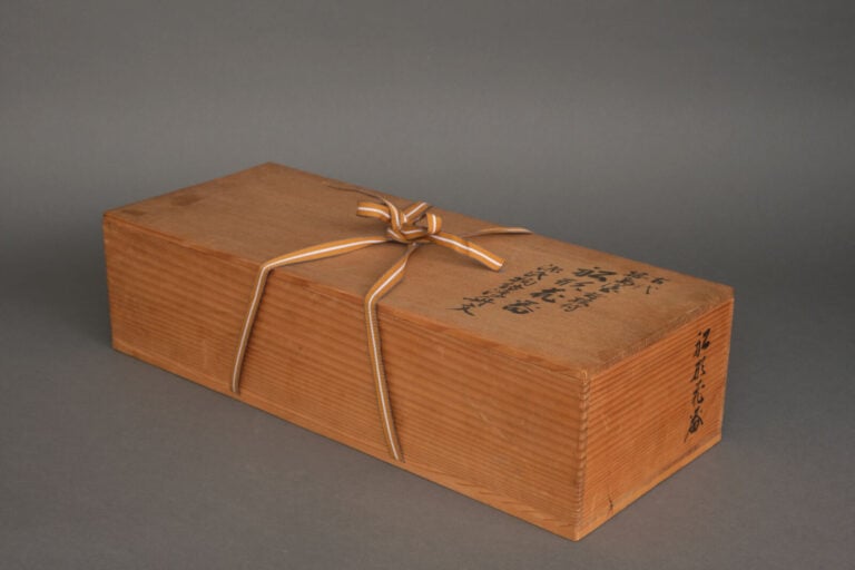 Récipient en laque Wajima 輪島塗り destiné aux compositions florales ikebana en for…