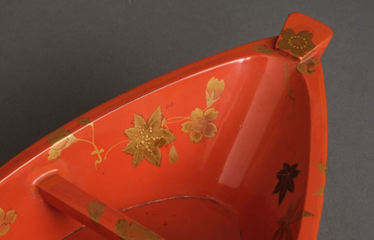 Récipient en laque Wajima 輪島塗り destiné aux compositions florales ikebana en for…