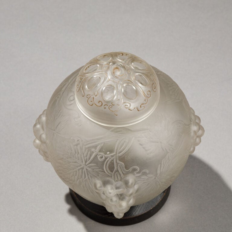 René LALIQUE (1860-1945) - Veilleuse-Brûle parfum modèle « Raisins » en verre i… maison de vente aux encheres commissaire-priseur auction house boisgirard antonini