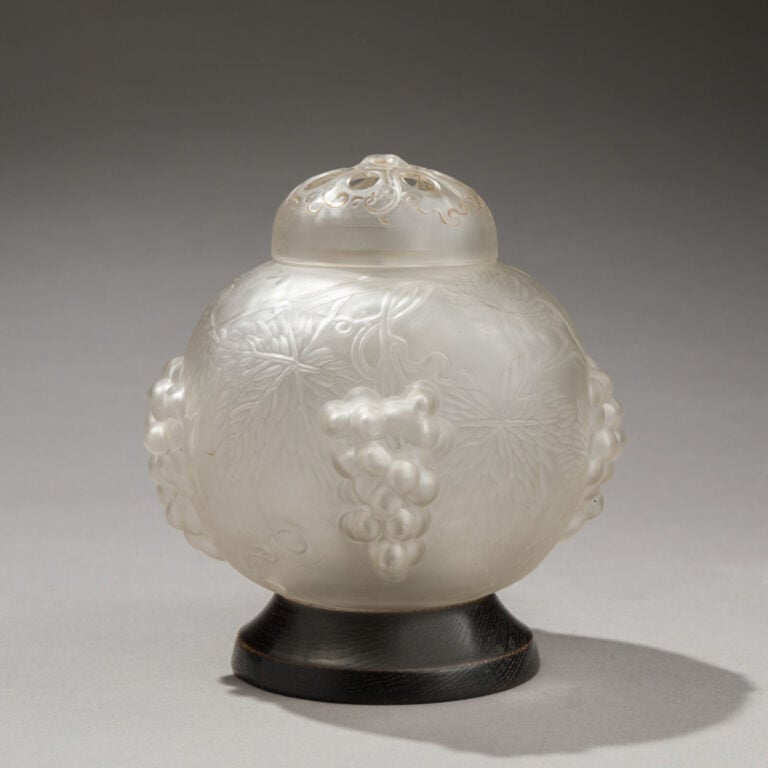 René LALIQUE (1860-1945) - Veilleuse-Brûle parfum modèle « Raisins » en verre i… maison de vente aux encheres commissaire-priseur auction house boisgirard antonini