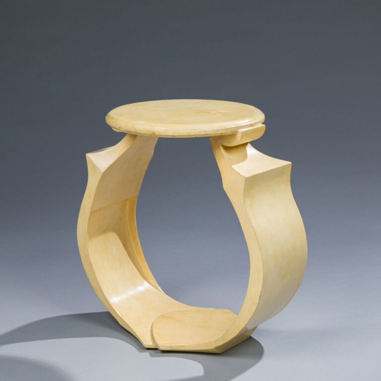 RIA & YOURI AUGUSTI (XXÈME) - Guéridon formant table d'appoint entièrement gain… vente aux encheres auction house commissaire-priseur boisgirard antonini