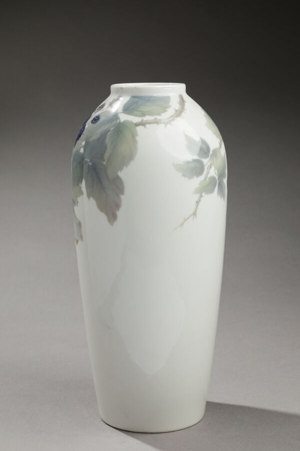 ROYAL COPENHAGUE - Bing & Grondahl - Vase fuselé en porcelaine à décor floral d… maison de vente aux encheres commissaire-priseur auction house boisgirard antonini