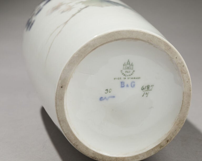 ROYAL COPENHAGUE - Bing & Grondahl - Vase fuselé en porcelaine à décor floral d… maison de vente aux encheres commissaire-priseur auction house boisgirard antonini
