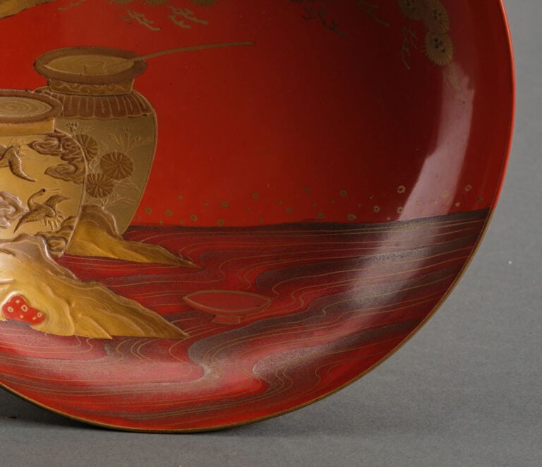 Sakazuki 盃 (coupes à saké) en laque, au design raffiné représentant deux pots e…