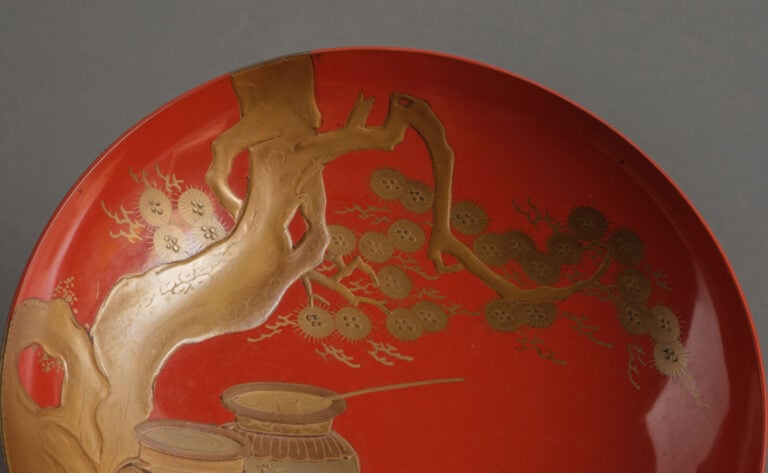 Sakazuki 盃 (coupes à saké) en laque, au design raffiné représentant deux pots e…