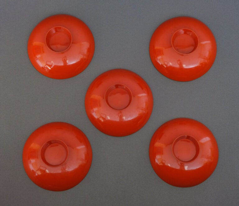 Sakazuki 盃 (coupes à saké) en laque, au design raffiné représentant deux pots e…
