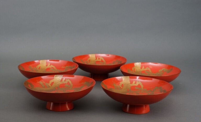 Sakazuki 盃 (coupes à saké) en laque, au design raffiné représentant deux pots e…