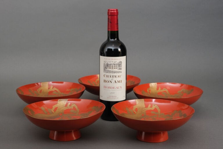 Sakazuki 盃 (coupes à saké) en laque, au design raffiné représentant deux pots e…