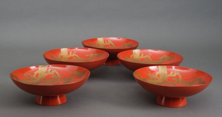 Sakazuki 盃 (coupes à saké) en laque, au design raffiné représentant deux pots e…