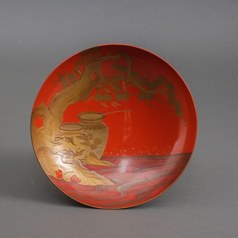 Sakazuki 盃 (coupes à saké) en laque, au design raffiné représentant deux pots e…