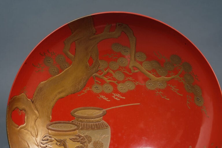 Sakazuki 盃 (coupes à saké) en laque, au design raffiné représentant deux pots e…
