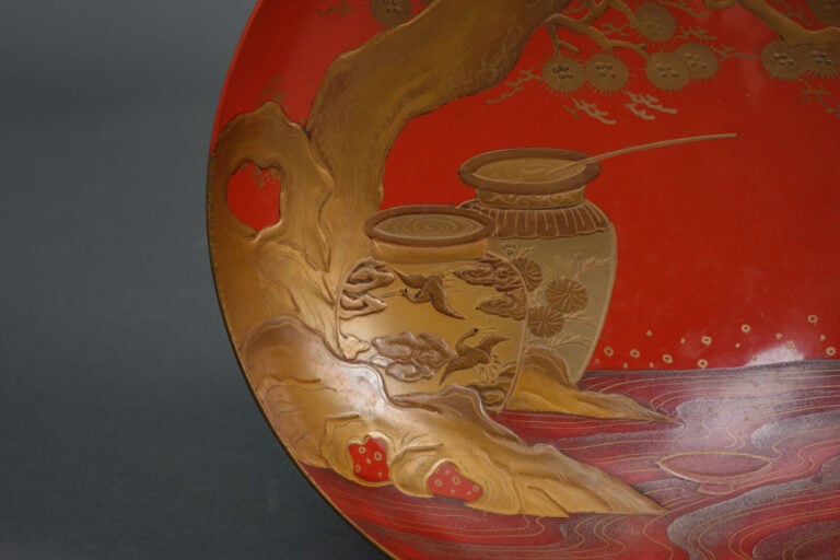 Sakazuki 盃 (coupes à saké) en laque, au design raffiné représentant deux pots e…