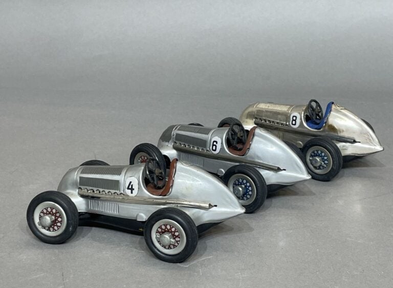 Schuco Micro Racer, lot de 3 véhicules - On y joint 2 petits avions