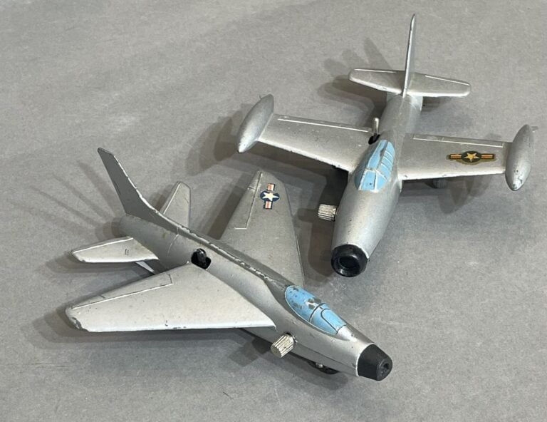 Schuco Micro Racer, lot de 3 véhicules - On y joint 2 petits avions