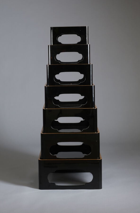 Sept plateaux en laque empilable en laque noire brillante avec des bords soulig… Vente aux encheres – Auction House – Commissaire-priseur – Auctioneer - Boisgirard Antonini – Paris – Nice