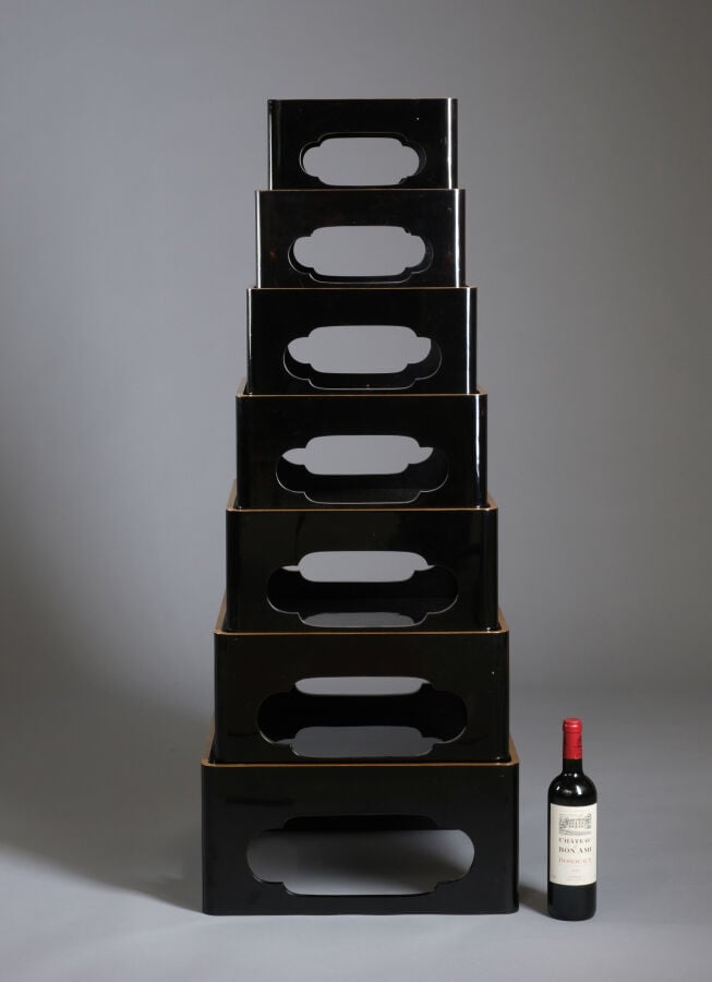 Sept plateaux en laque empilable en laque noire brillante avec des bords soulig… Vente aux encheres – Auction House – Commissaire-priseur – Auctioneer - Boisgirard Antonini – Paris – Nice