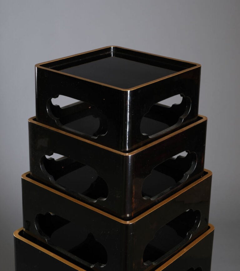 Sept plateaux en laque empilable en laque noire brillante avec des bords soulig… Vente aux encheres – Auction House – Commissaire-priseur – Auctioneer - Boisgirard Antonini – Paris – Nice