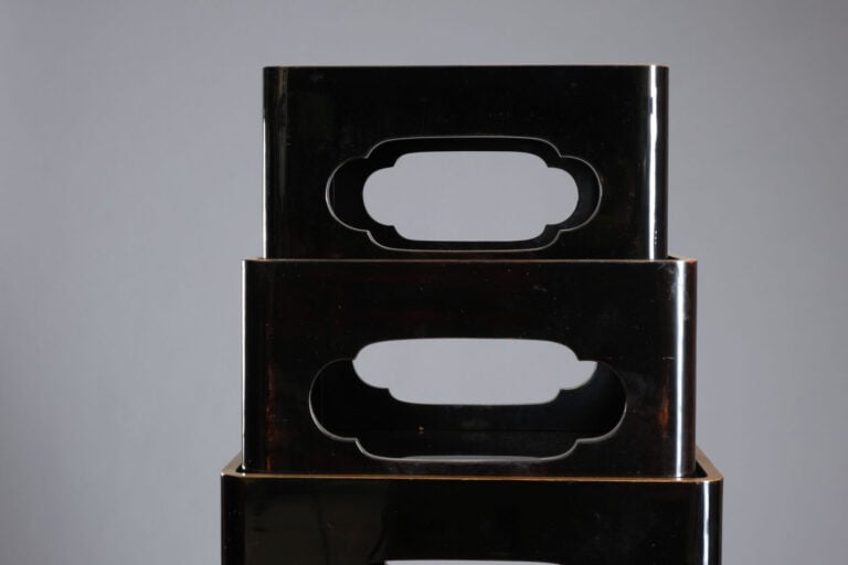Sept plateaux en laque empilable en laque noire brillante avec des bords soulig… Vente aux encheres – Auction House – Commissaire-priseur – Auctioneer - Boisgirard Antonini – Paris – Nice