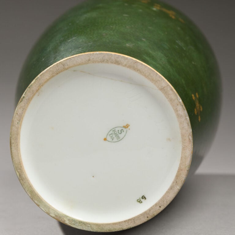SEVRES - Vase de forme ovoïde en porcelaine émaillée à décor de motifs floraux… maison de vente aux encheres commissaire-priseur auction house boisgirard antonini