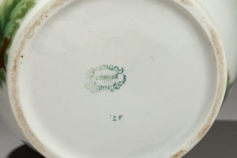 ST AMAND et HAMAGE - Cache-pot en céramique émaillée à décor en polychromie de… maison de vente aux encheres commissaire-priseur auction house boisgirard antonini