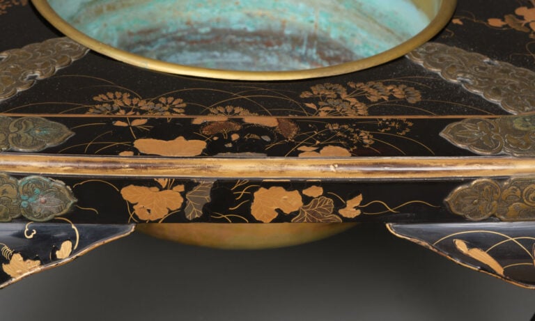 Support en laque conçu pour accueillir un hibachi 火鉢 (brasero), orné d'un sompt…