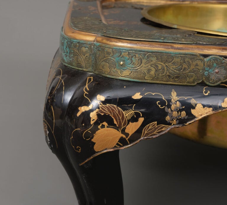 Support en laque conçu pour accueillir un hibachi 火鉢 (brasero), orné d'un sompt…