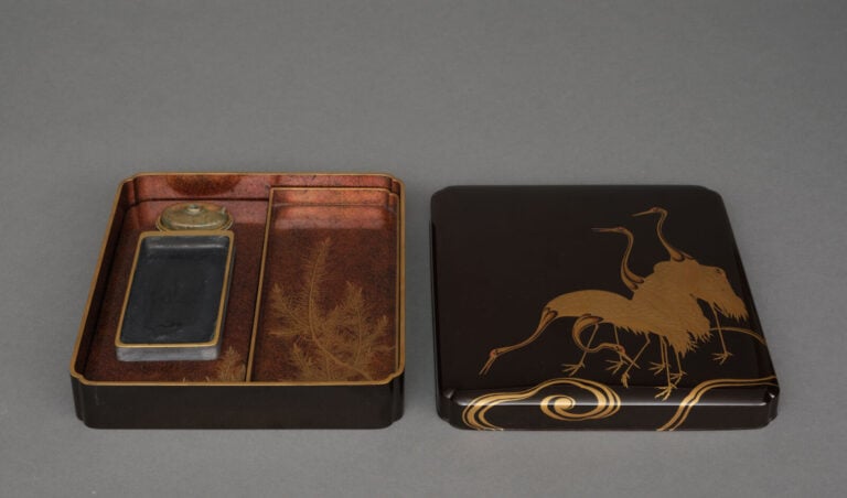 Suzuri'bako 硯箱 (boîte à écriture) en laque de forme rectangulaire aux coins lob…