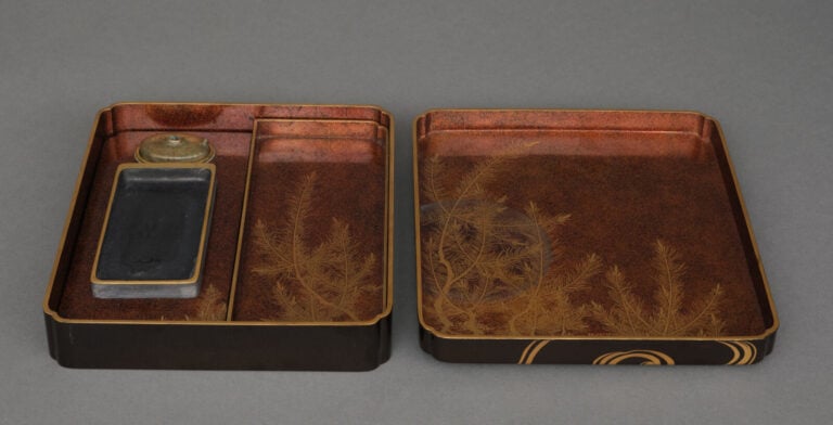 Suzuri'bako 硯箱 (boîte à écriture) en laque de forme rectangulaire aux coins lob…