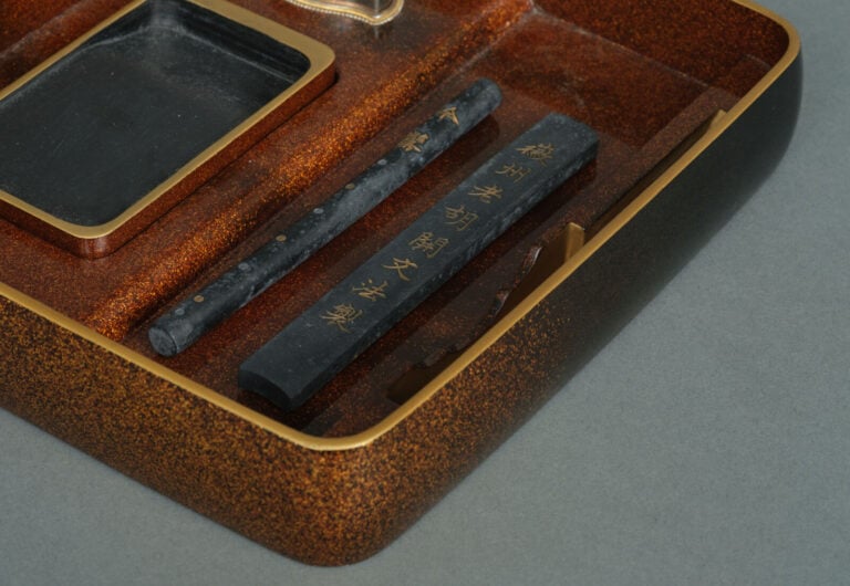 Suzuri'bako 硯箱 (boîte à écriture) laquée représentant Jurojin 寿老人, l'un des sep…