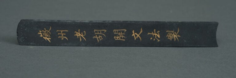 Suzuri'bako 硯箱 (boîte à écriture) laquée représentant Jurojin 寿老人, l'un des sep…
