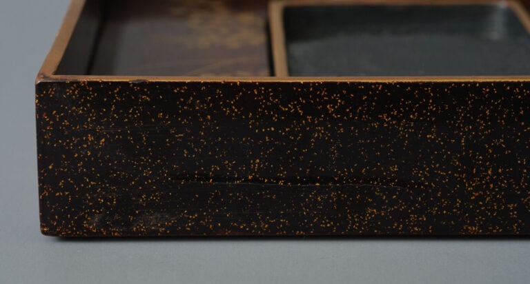 Suzuribako 硯 箱 (boîte à écrire ) laquée de forme rectangulaire à décor d'un cou… Vente aux encheres – Auction House – Commissaire-priseur – Auctioneer - Boisgirard Antonini – Paris – Nice