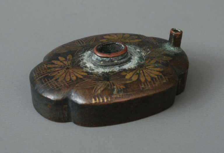 Suzuribako 硯 箱 (boîte à écrire ) laquée de forme rectangulaire à décor d'un cou… Vente aux encheres – Auction House – Commissaire-priseur – Auctioneer - Boisgirard Antonini – Paris – Nice