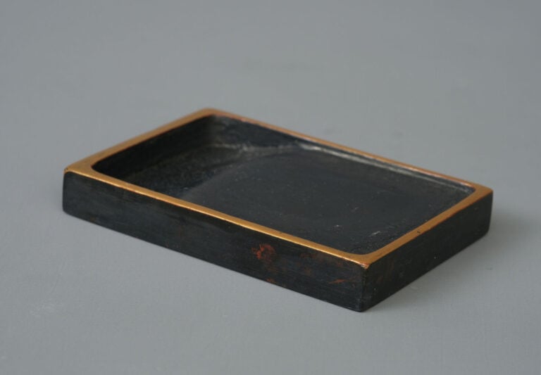 Suzuribako 硯 箱 (boîte à écrire ) laquée de forme rectangulaire à décor d'un cou… Vente aux encheres – Auction House – Commissaire-priseur – Auctioneer - Boisgirard Antonini – Paris – Nice
