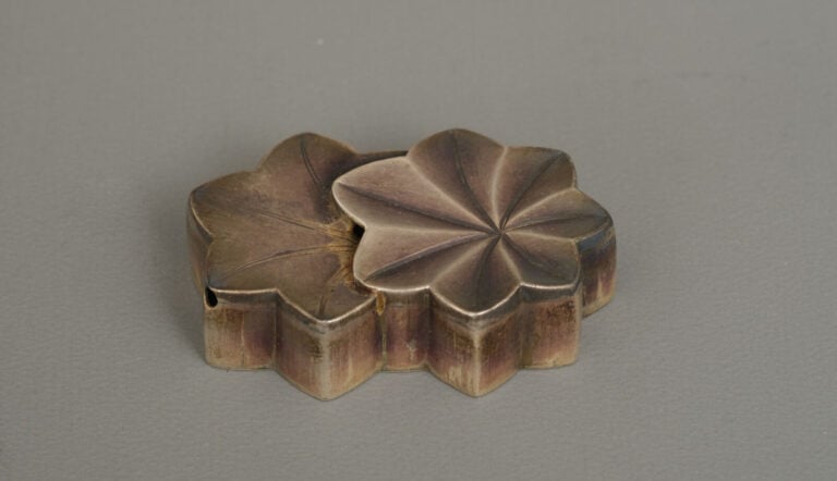 Suzuribako 硯箱 (boîte à écriture) laquée attribuée à Nakayama Komin 中山胡民 (1808?-…