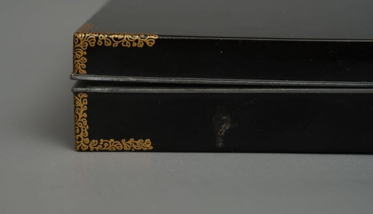 Suzuribako 硯箱 (boîte à écriture) laquée attribuée à Nakayama Komin 中山胡民 (1808?-… Vente aux encheres – Auction House – Commissaire-priseur – Auctioneer - Boisgirard Antonini – Paris – Nice