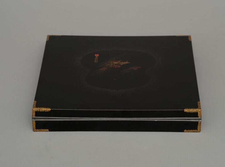 Suzuribako 硯箱 (boîte à écriture) laquée attribuée à Nakayama Komin 中山胡民 (1808?-…