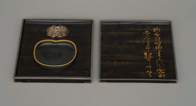 Suzuribako 硯箱 (boîte à écriture) laquée attribuée à Nakayama Komin 中山胡民 (1808?-…