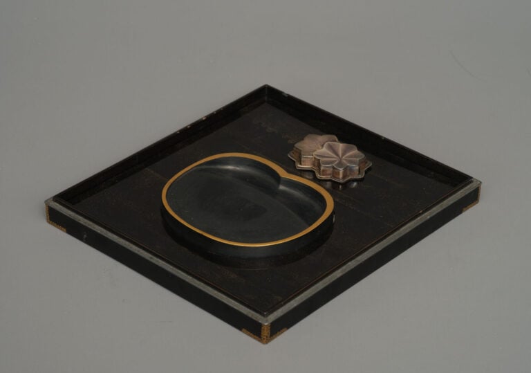 Suzuribako 硯箱 (boîte à écriture) laquée attribuée à Nakayama Komin 中山胡民 (1808?-…