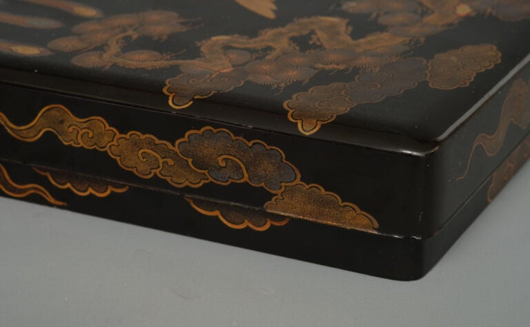 Suzuribako 硯箱 (boîte à écriture) représentant l'immortel chinois Mei Fu 梅福 (Bai…