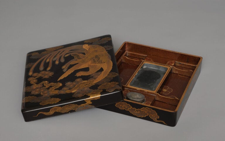 Suzuribako 硯箱 (boîte à écriture) représentant l'immortel chinois Mei Fu 梅福 (Bai…