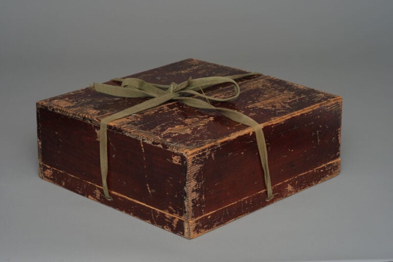 Suzuribako 硯箱 (boîte à écriture) représentant l'immortel chinois Mei Fu 梅福 (Bai…