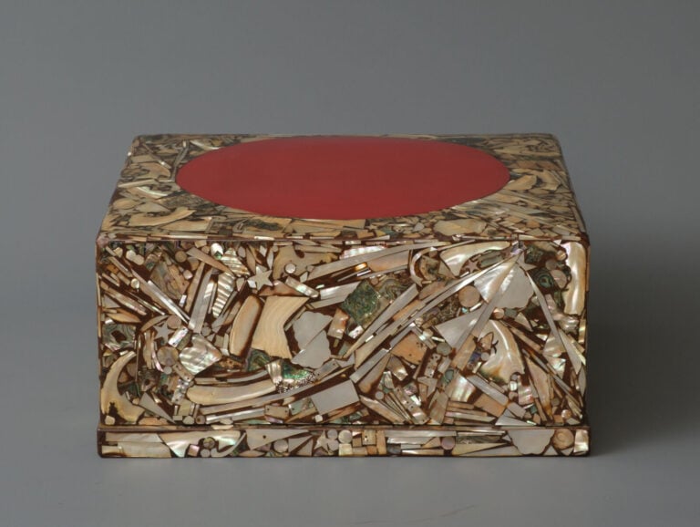 Tebako 手箱 (boîte pour accessoires personnels) attribuée à l'artiste laqueur Koj… Vente aux encheres – Auction House – Commissaire-priseur – Auctioneer - Boisgirard Antonini – Paris – Nice