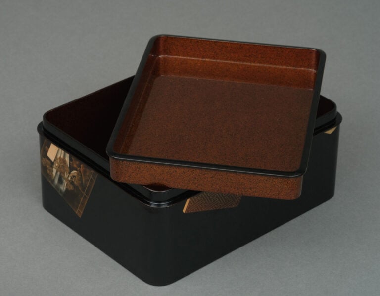 Tebako 手箱 (boîte pour accessoires personnels) rectangulaire en laque noire à co…