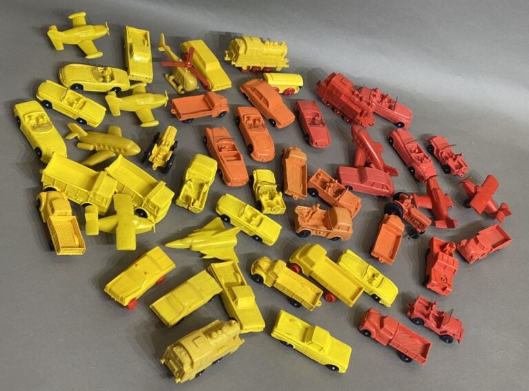 TOMTE LAERDAL - Importants lots de véhicules et avion miniatures