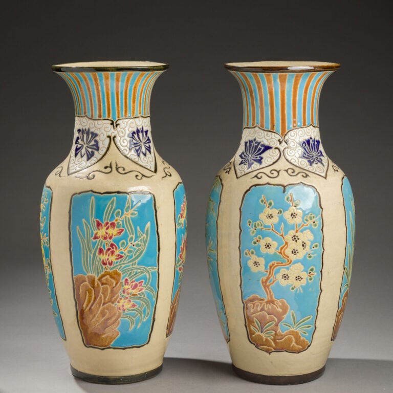 Travail 1900 - Paire de vases en céramique émaillée polychrome à décor de motif…